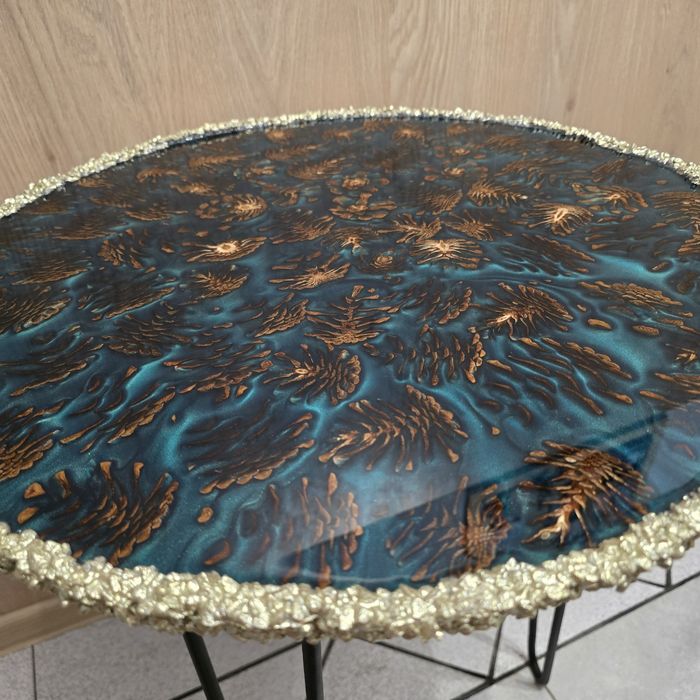 Маса от епоксидна смола и шишарки