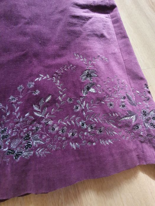 Юбка из плотной ткани с вышивкой