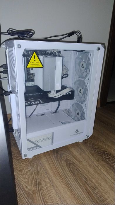 Vând PC gaming de o performanță înaltă în toate jocurile din 2026.