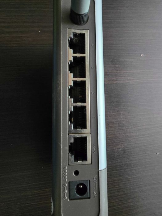 Безжичен рутер D - Link и Switch TP-link 8-портов