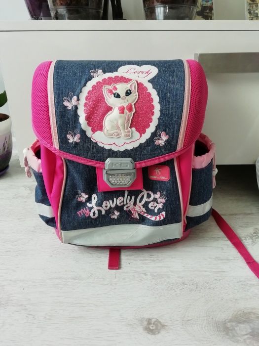 Ученическа раница запазена много добро състояние 35лв.