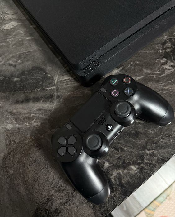 Продавам PlayStation 4 Pro + 8 игри в отлично състояние!