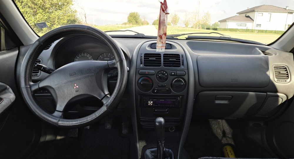 Продавам автомобил Mitsubishi Carisma