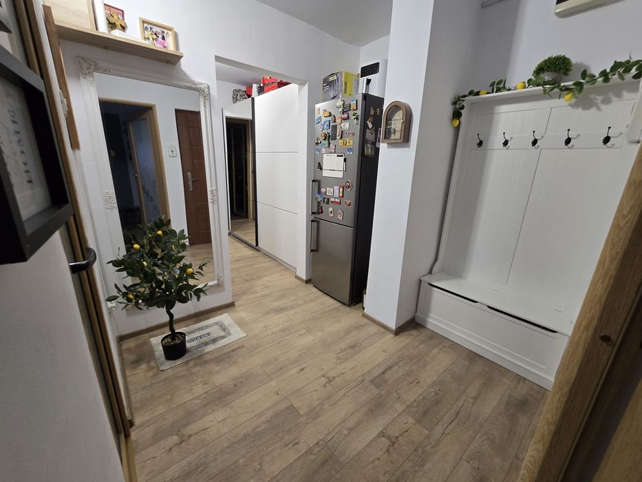 Apartament 3 camere, decomandat, zona Păltiniș - Peneș Curcanul