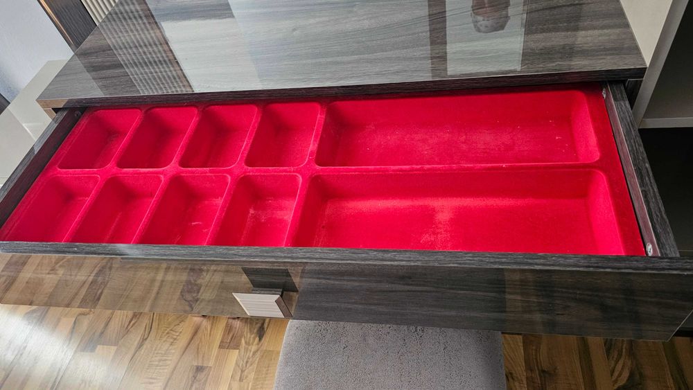 Vand un superb set mobila machiaj, nou, impecabil, MEGA OCAZIE