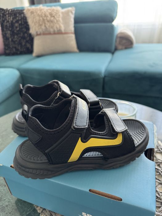 Чисто нови детски сандали