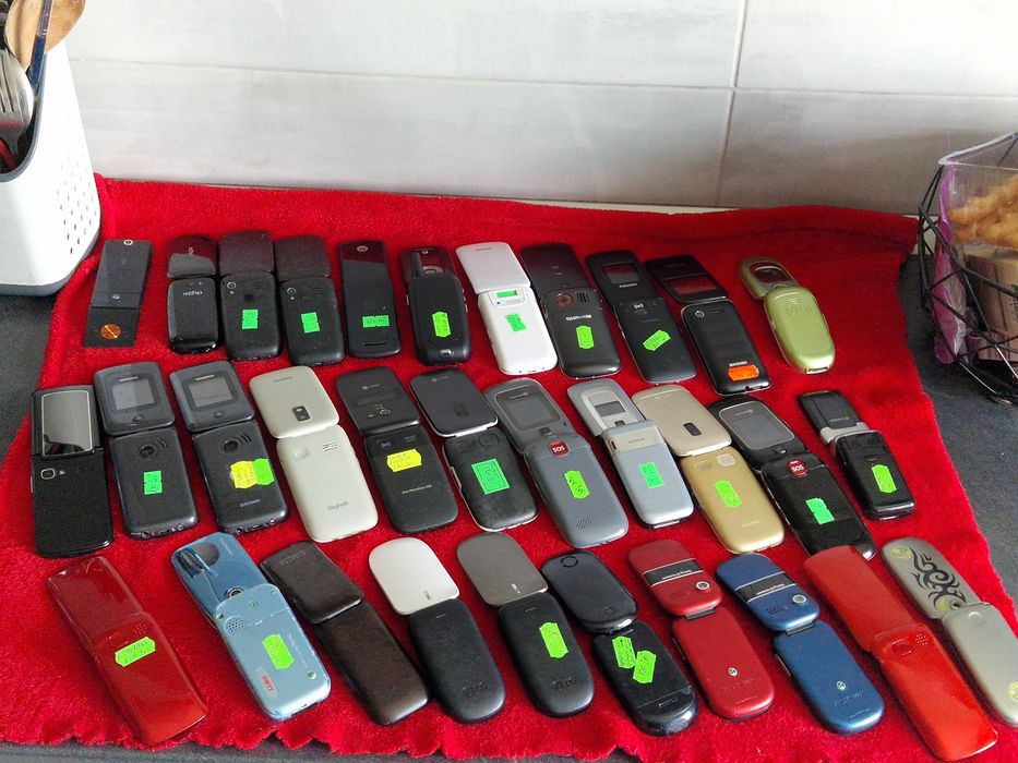 Telefon cu clapeta  perfect funcțional.  Pret/ bucata si in funcție de model