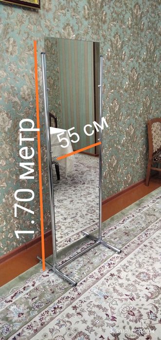 Зеркало на стойках черной золотой оправе для прихожей салонов и ателье