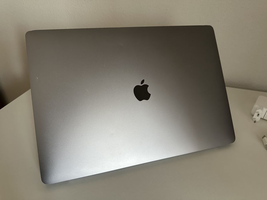MacBook Pro 2019 Touch Bar (16 inch, Retina), 500 GB SSD, 16 GB RAM, AMD 4GB, ~23 cicluri