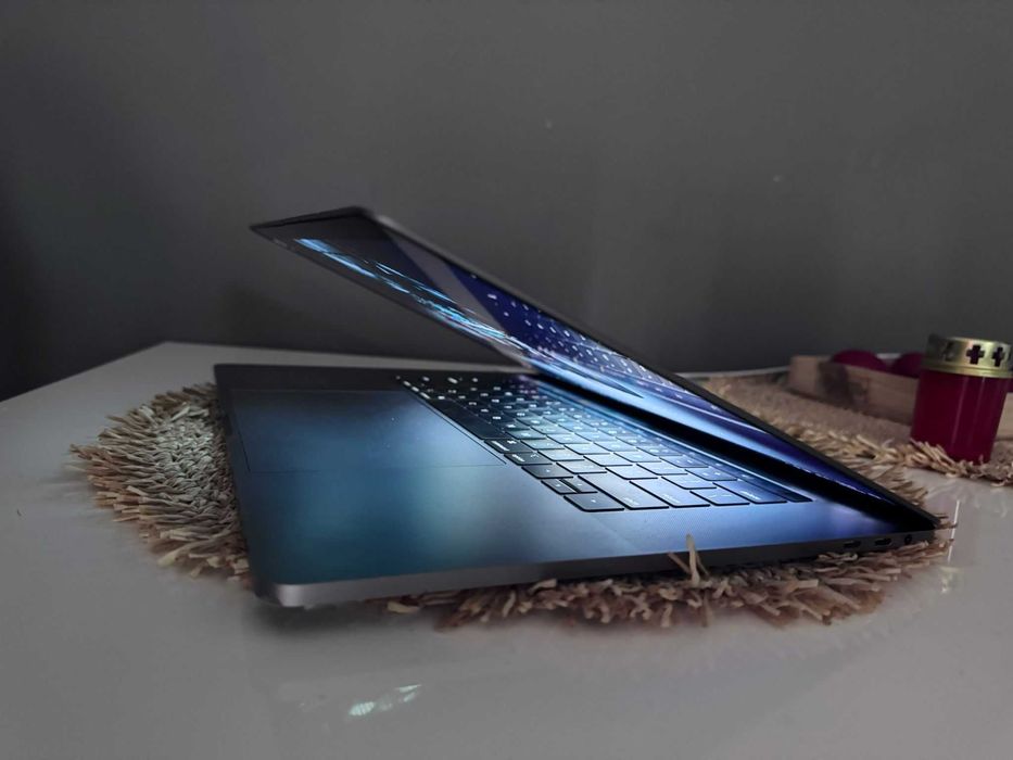 MacBook Pro Touchbar, i9, 16gb Ram