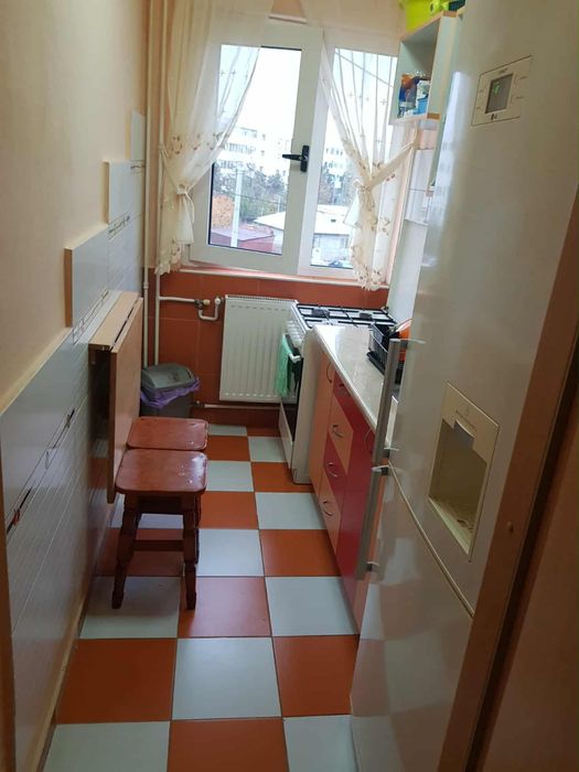 Inchiriez apartament cu 2 camere, zona Vest OMV