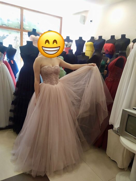 Розова бална рокля