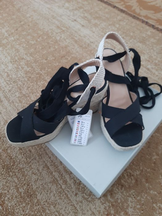 Дамски обувки на платформа