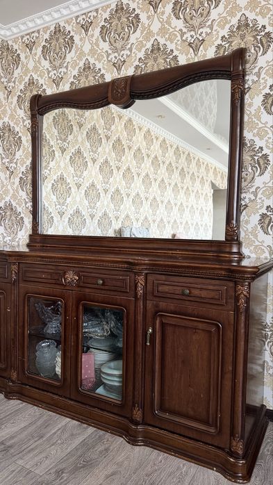 Сервант, стол (3 метра), тримо