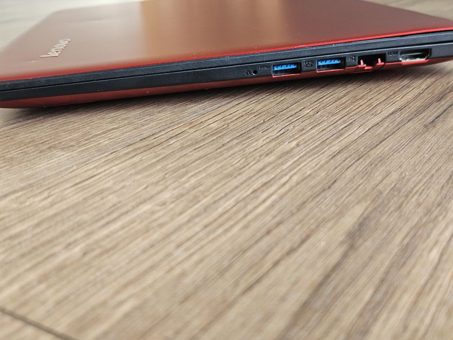 Laptop de gaming Intel i7 8GB SSD 256GB 2 placi video 14 inch fullhd, taste iluminate, Lenovo rosu stare foarte bună jocuri