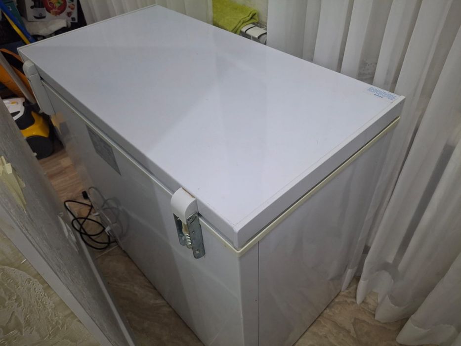 Прадаеться морозильник