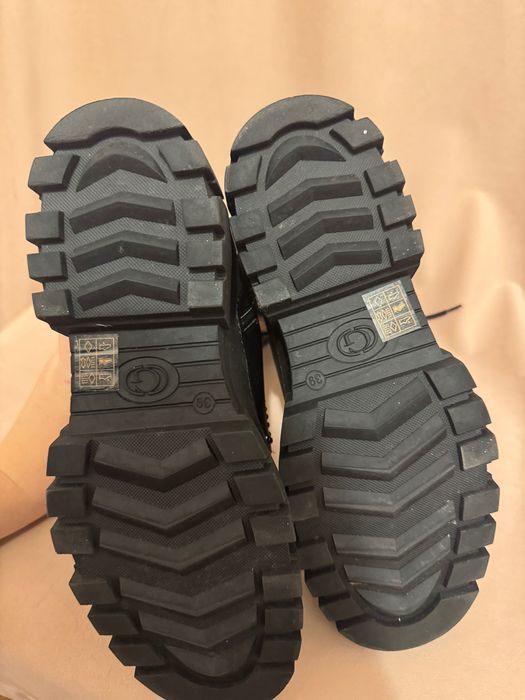 Ghete Guess negre de piele cu ținte