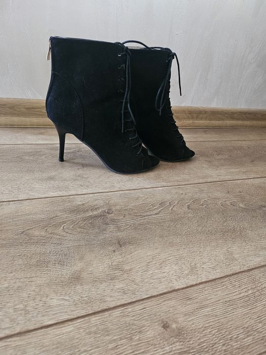 Дамски велурени обувки