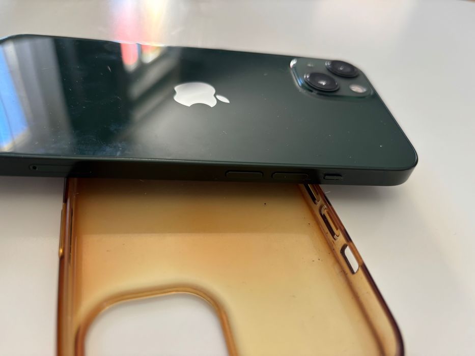 iPhone 13тъмно зелен