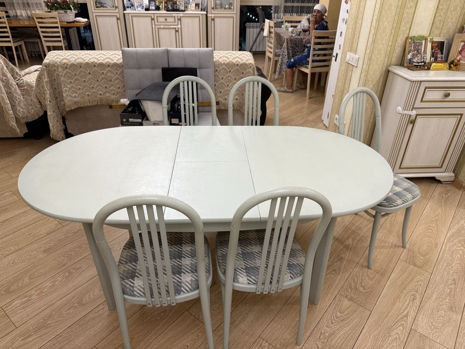 Стол и стулья