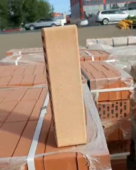 Кирпич Солома на Зират