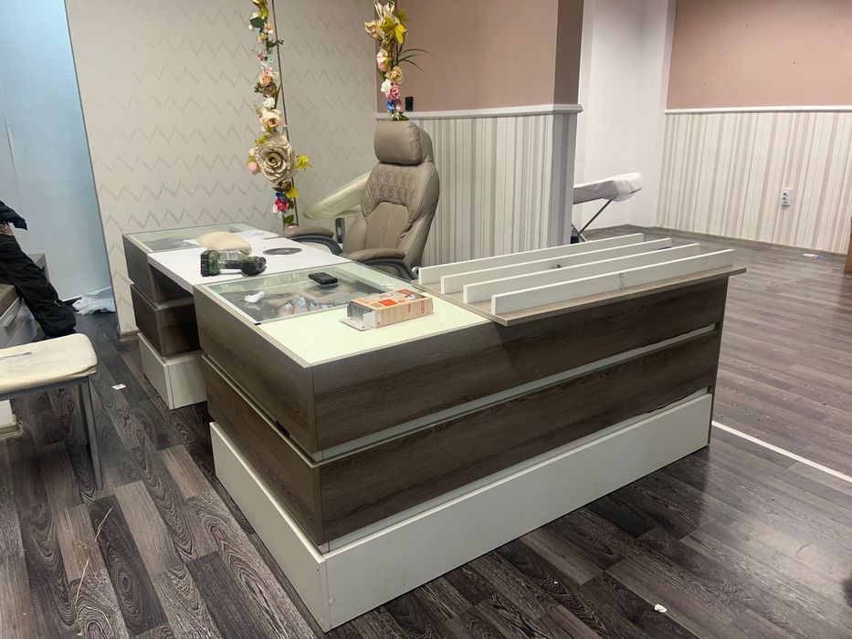 Бюро за маникюр, рецепция, рафтове, стол !