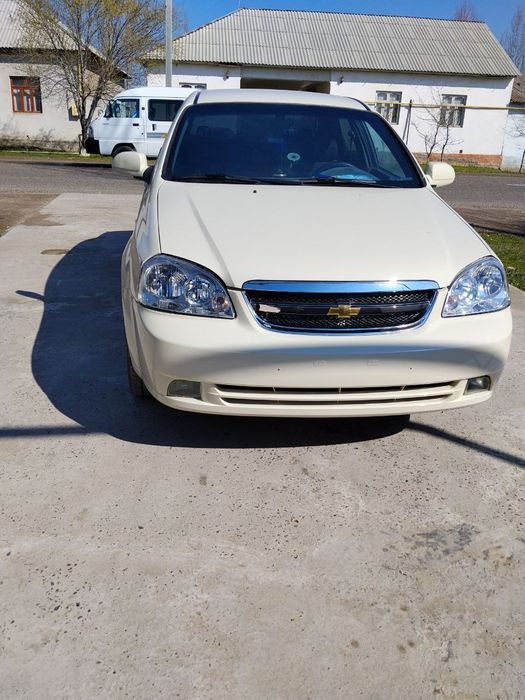 Lasetti 1.8 sotiladi