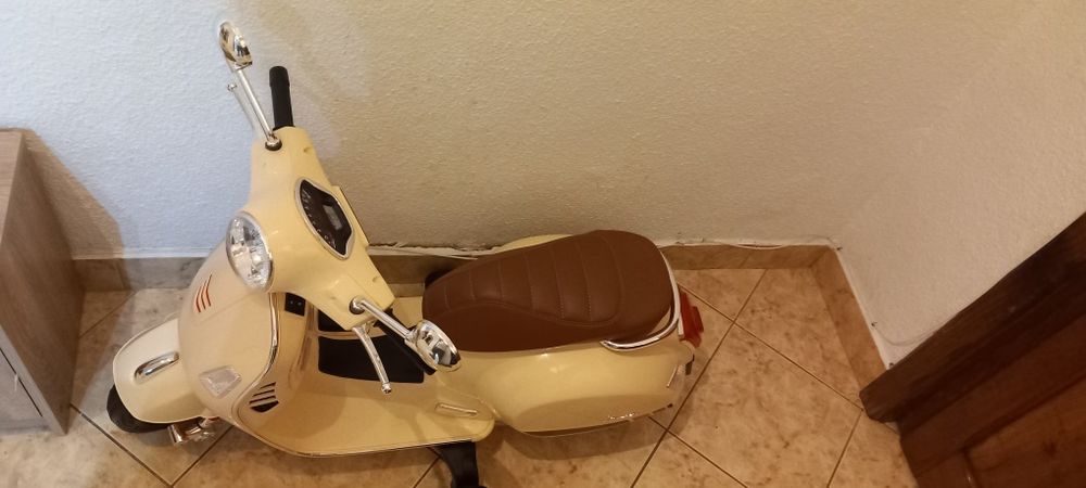 Scooter electric Piaggio Vespa copii