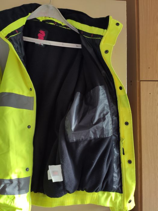 Продавам английско топло яке от промазан плат