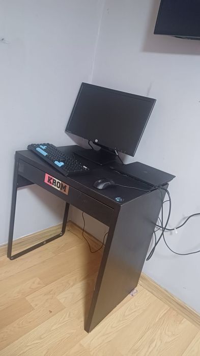 Vând PS 4 Complet mai multe detalii  la tel
