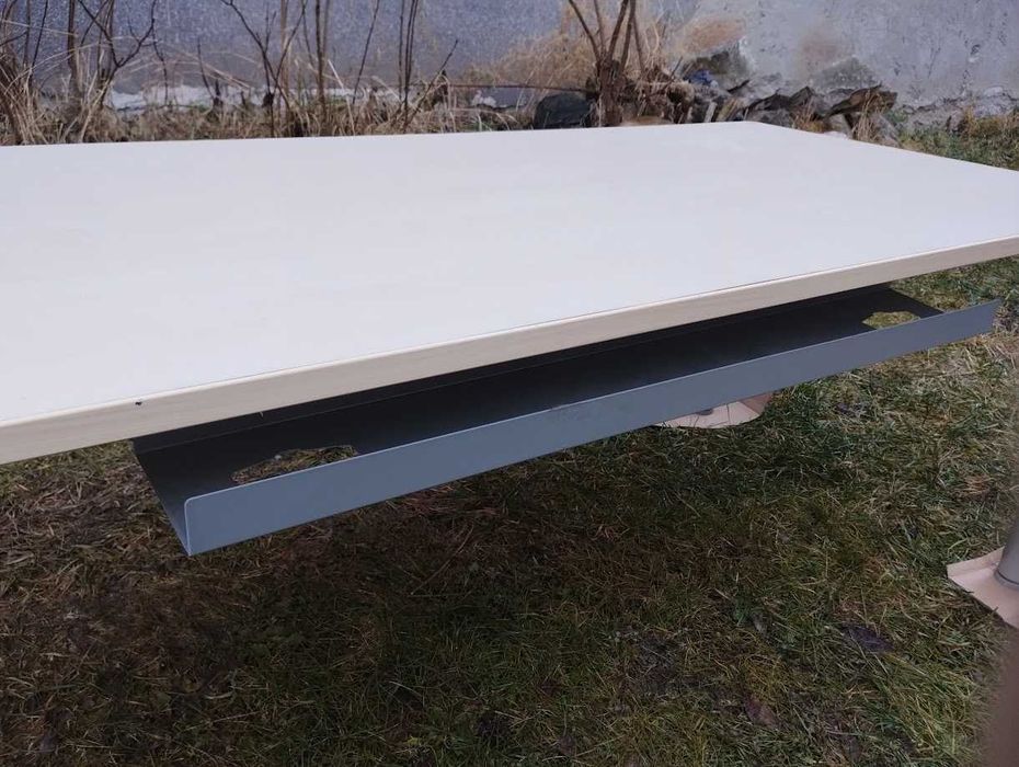 Masa de birou cu picioare reglabile; blat de 180x80 cm; picioare reglabile între 65 și 90 cm.