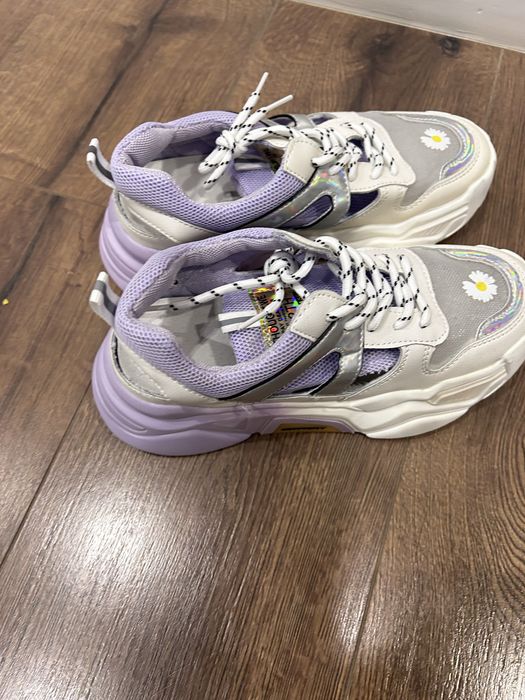 Кроссовки для девочек сезон весна , новые.