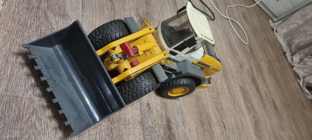 Продаю игрушку Bruder спецтехника