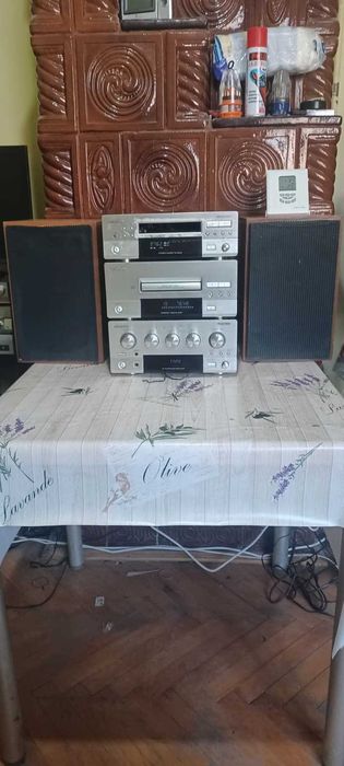 Amplificator Universum cu boxe , functioneaza foarte bine .Bonus cd ,,si caset deck .
