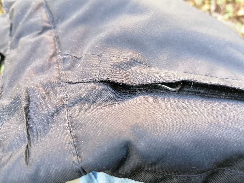 Продавам нови детски черни ски панталони за възраст 4, 7-8