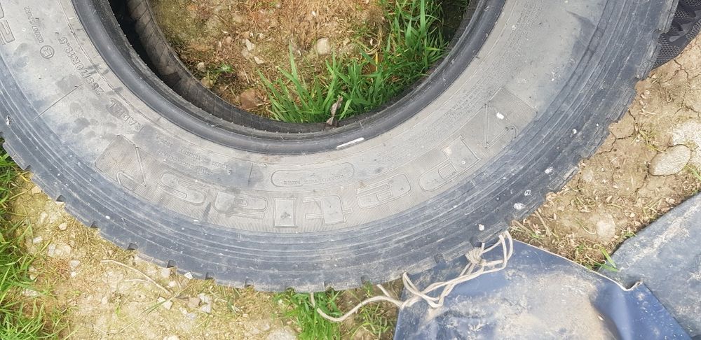 Vand cauciucuri camion motrice si directie 285/70/19.5
