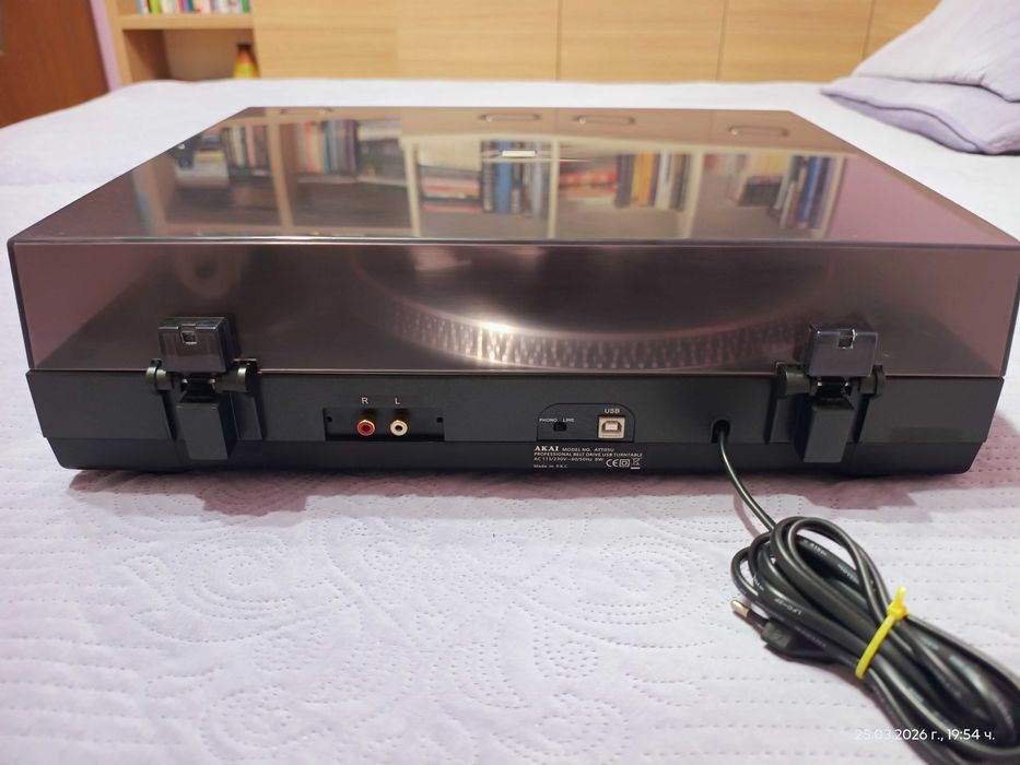 Продавам грамофон AKAI ATT05U с USB