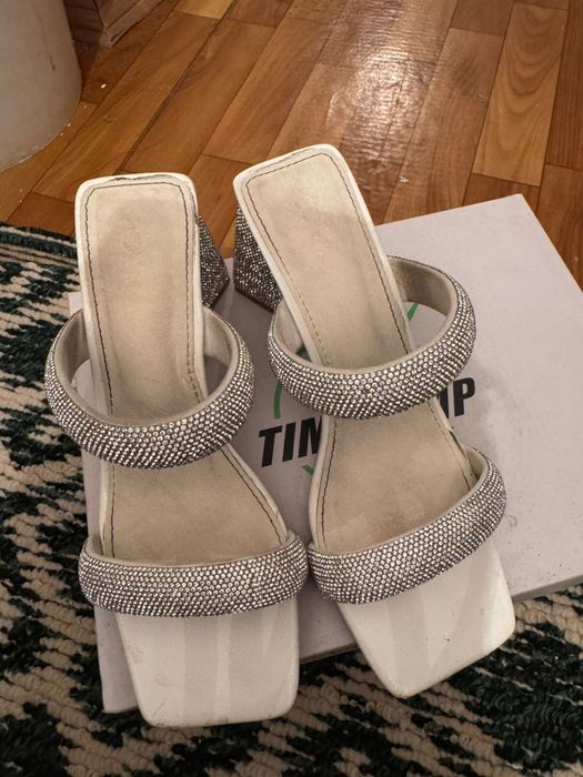 Аяқ киімдер сатылады