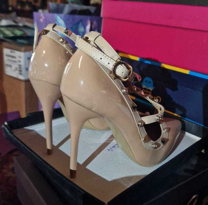 Секси обувки на висок ток STILETTO - чисто нови, елегантни, остър връх