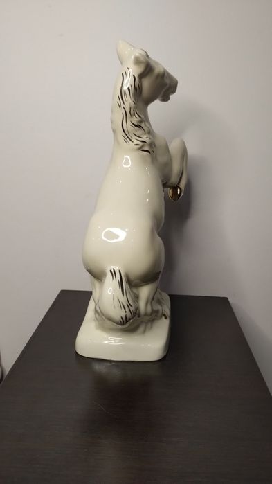 Изключително красива статуетка на кон от порцелан.