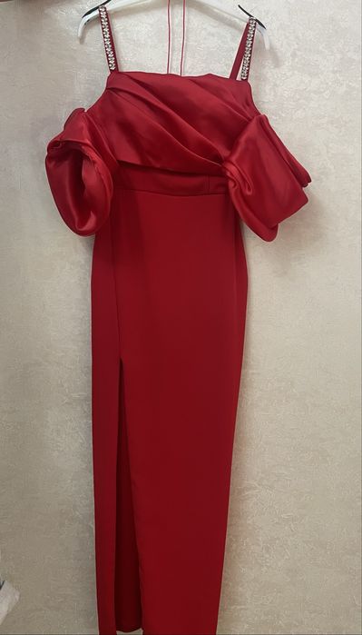Роскошное вечернее платье цвета ярко-красного вина