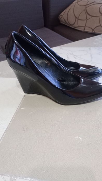 Дамски лачени обувки на платформа размер 36