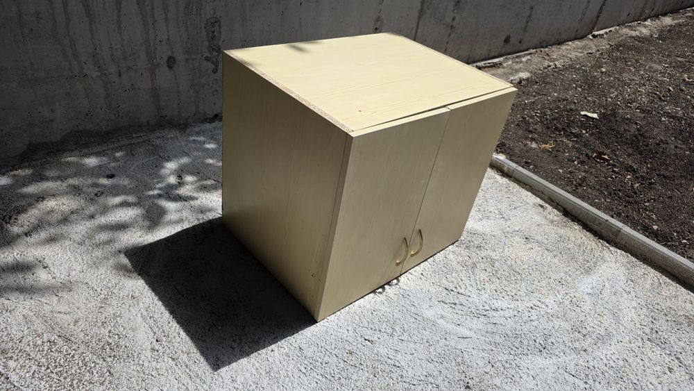 Продавам мебели / Бюро и Шкаф