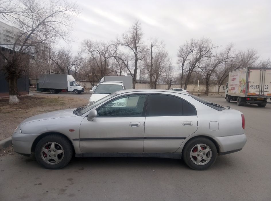 Машина Mitsubishi Carisma