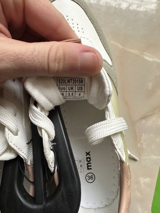 Продам женские кроссовки