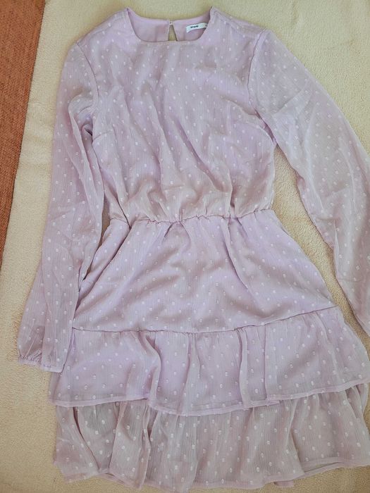 Дамски рокли, официални и ежедневни обличани по веднъж за повод.