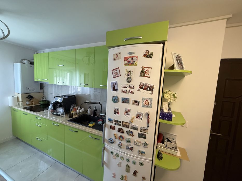 Mobilă bucătărie MDF lucios + coloană înaltă + hotă – stare bună