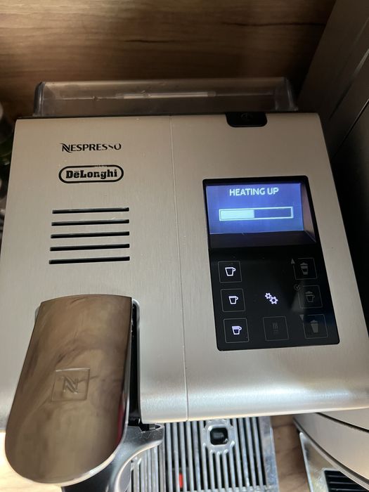 Кафемашина Delonghi Nespresso Lattissima pro en 750