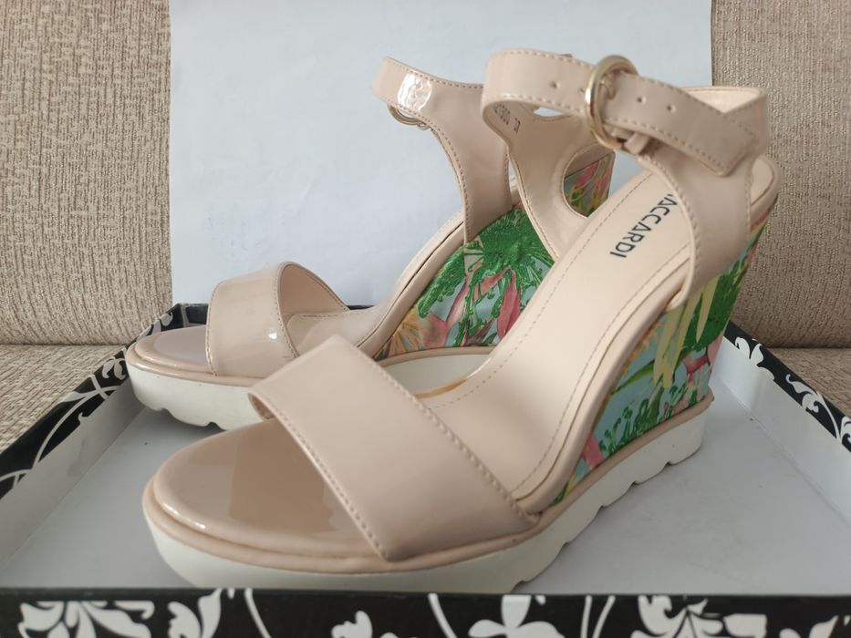 Вся обувь по 2000 тенге