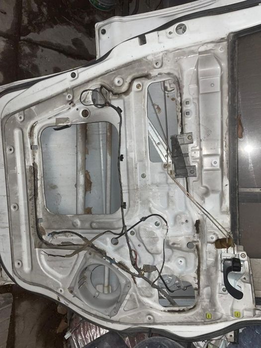 белая дверь на делику